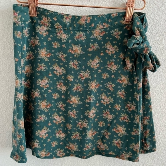 American Eagle AEO Green Floral Wrap Skirt Side Tie Women's Medium M Cottage EUC - Picture 4 of 11